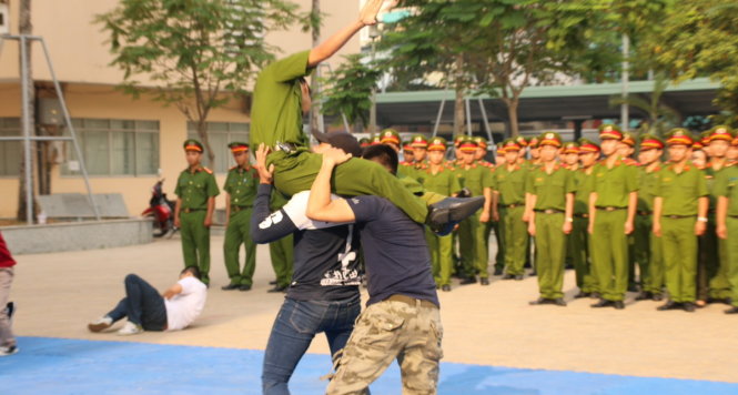Biểu diễn mô phỏng tình huống khi đi làm nhiệm vụ.