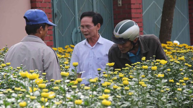 Trong ngày 29 tết người bán hoa đã không còn tình trạng ế ẩm không có người mua như những ngày trước đó - Ảnh: Trần Mai