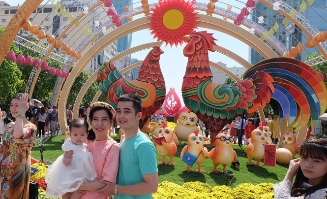 Người dân thường tập trung chụp ảnh trước khu vực tượng gia đình gà. Đây là địa điểm dễ xảy ra trộm cắp, móc túi - Ảnh chụp trưa 30 tháng Chạp - Ảnh: VŨ THỦY