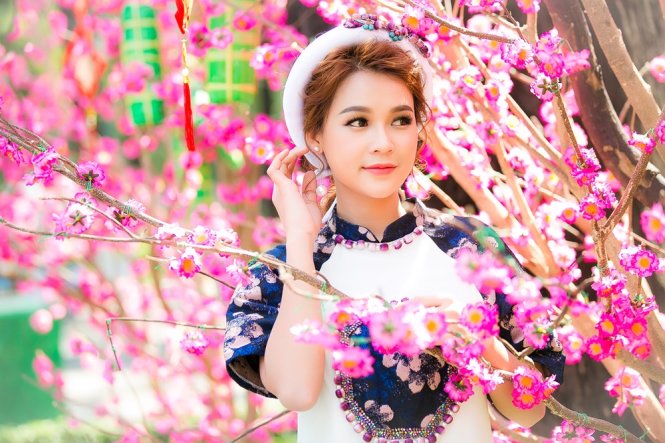 Bận quay sitcom gia đình là số 1 đến 29 Tết mới xong nhưng Sam vẫn tranh thủ xuống phố du xuân và chụp bộ ảnh kỷ niệm một năm nhiều thành công và may mắn của mình - Ảnh: Huy Bình