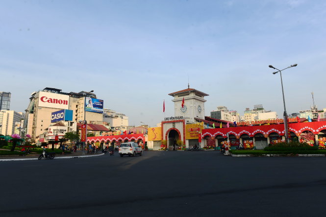 Chợ Bến Thành sáng sớm Mùng 1 Tết Đinh Dậu - Ảnh: HỮU THUẬN