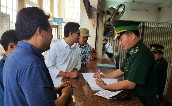 Du khách Campuchia làm thủ tục nhập cảnh vào thị xã Hà Tiên. Ảnh: K.Nam.