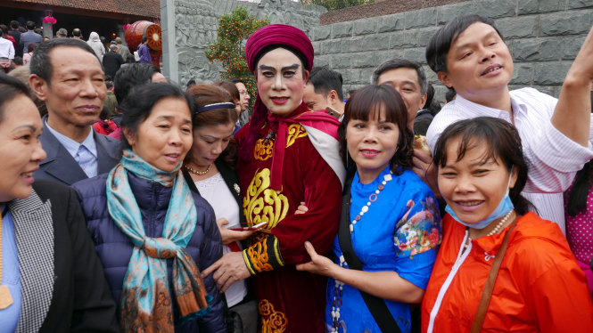 Dân thích thú chụp ảnh lưu niệm với diễn viên đóng vai Quang Trung - Nguyễn Huệ sau khi kết thúc biểu diễn nghệ thuật - Ảnh: Việt Dũng