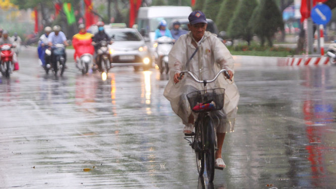 Đến gần 17g30, nhiều nơi ở TP Cần Thơ vẫn còn mưa. Cơn mưa kéo dài gần 4 giờ đồng hồ ngay sau tết nguyên đán là hiện tượng hiếm ở địa phương - Ảnh: CHÍ QUỐC