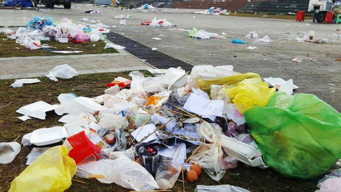 Rác vung vãi tại quảng trường Lâm Viên (nằm bên hồ Xuân Hương, Đà Lạt) sau khi du khách rời đi - Ảnh: facebook dalattrongtoi