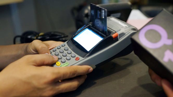 Các ngân hàng có rất nhiều cách để chào mời khách hàng mở thẻ. Tuy nhiên khách hàng cần căn cứ theo nhu cầu của mình cũng như tìm hiểu kỹ các điều kiện để tránh phải trả phí oan - Ảnh: Thuận Thắng
