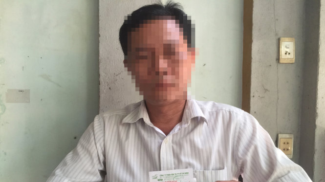 Ông M. và những tấm vé xe buýt in giá 400.000 đồng khiến nhiều hành khách bức xúc - Ảnh: Gia Minh
