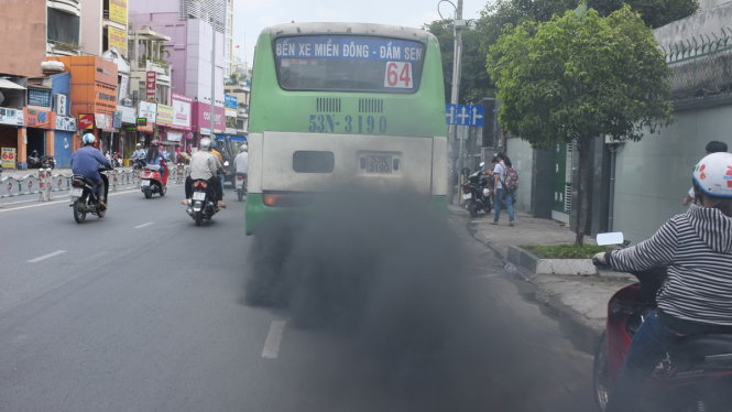 Đường phố đã có quá nhiều phương tiện gây ô nhiễm như thế
này. Nếu lùi thời hạn áp dụng tiêu chuẩn khí thải mới, hiện
trạng môi trường sẽ không được cải thiện - Ảnh: Châu Anh