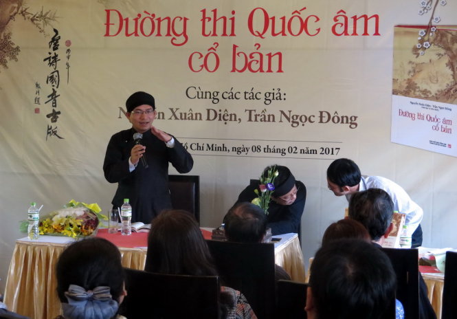 Nhà nghiên cứu Trần Ngọc Đông (đứng) đang trình bày về công việc tổ chức bản thảo tập sách - Ảnh: L.Điền