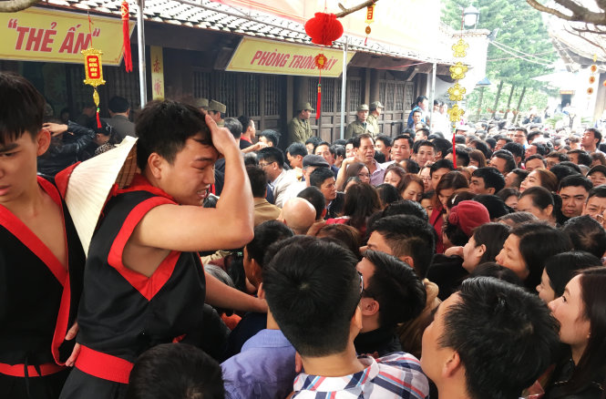 Rất đông người dân đợi xin ấn tại đền Quang Trung, TP Vinh, tỉnh Nghệ An hôm mùng 5 Tết Đinh Dậu - Ảnh: Doãn Hòa