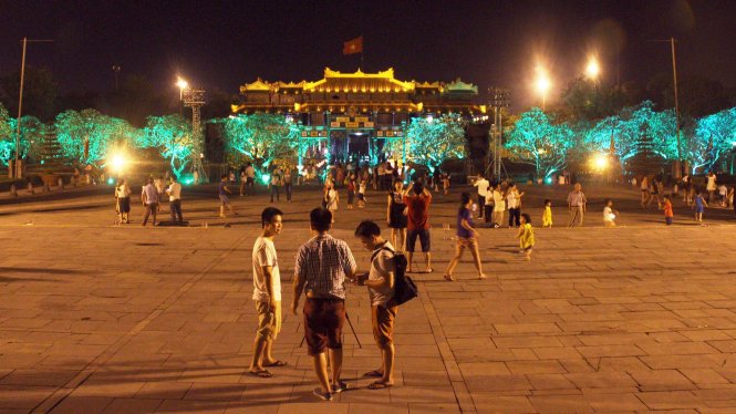 TP Huế vận động người dân, các cơ quan đoàn thể bật điện chiếu sáng về đêm vào các ngày cuối tuần và các dịp lễ, tết - Ảnh: Nhật Linh