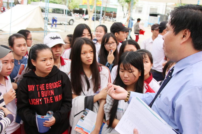 Thạc sĩ Lê Trọng Vinh – phó trưởng phòng đào tạo Trường ĐH Khoa học xã hội và nhân văn - ĐHQG TP.HCM đang tư vấn cho học sinh tỉnh Bình Thuận trong chương trình tư vấn tuyển sinh - hướng nghiệp 2017 - Ảnh: TRẦN HUỲNH