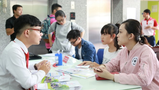Thí sinh nộp hồ sơ xét tuyển ĐH năm 2016. Ảnh: M.G