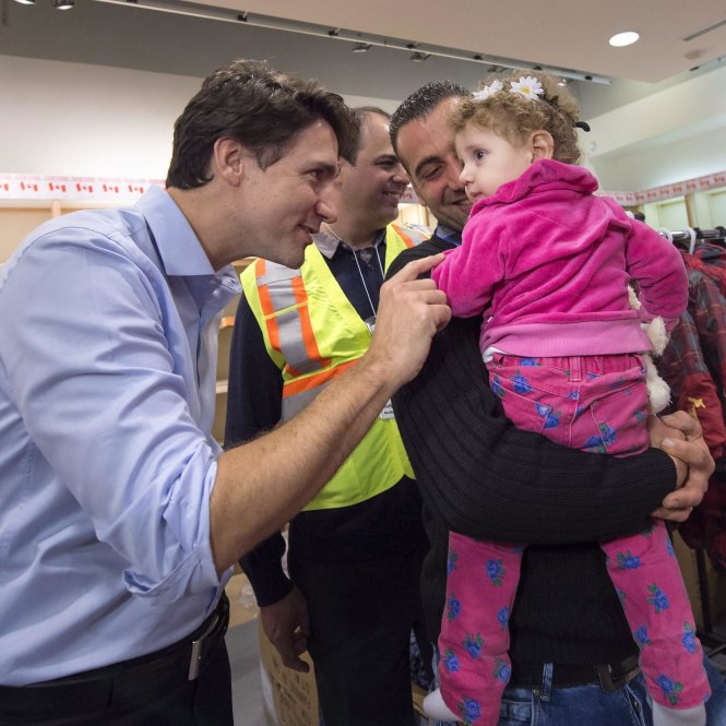 Thủ tướng Trudeau chào mừng một bé gái người Syria tới Canada với tuyên bố: “Cháu đã về nhà rồi đấy” -Vice News
