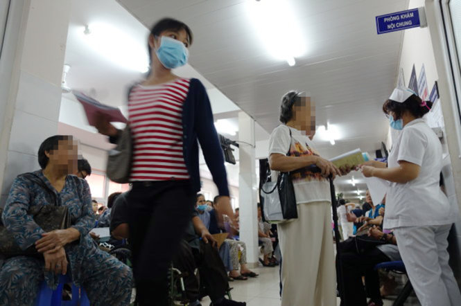 Bệnh nhân chờ khám bệnh bảo hiểm y tế ở Bệnh viện Thống Nhất, TP.HCM (ảnh minh họa) - Ảnh: N.C.Thành