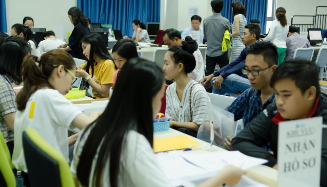 Thí sinh nộp hồ sơ đăng ký xét tuyển năm 2016 tại Trường ĐH Ngân hàng TP.HCM - Ảnh: TTO