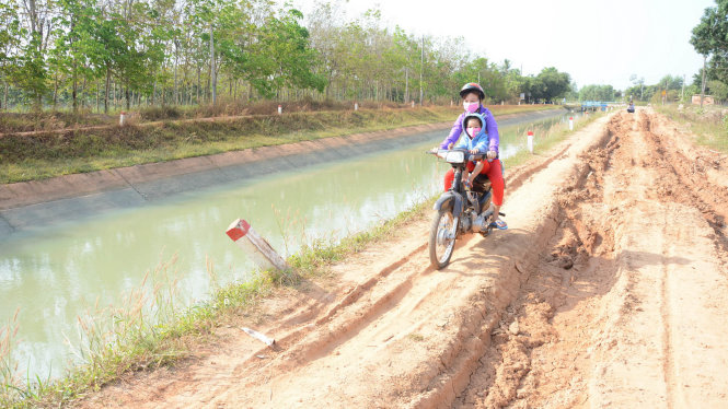 Tuyến đường hành lang lộ giới kênh TN1, đoạn xảy ra tai nạn đã hư hỏng nặng - Ảnh: Đức Trong