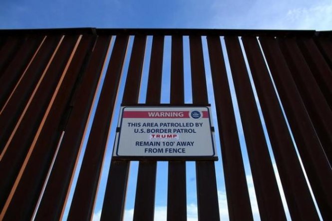 Biển cảnh báo người muốn vượt biên trái phép ở phần tường biên giới với Mexico gần Calexico, bang California - Ảnh: Reuters