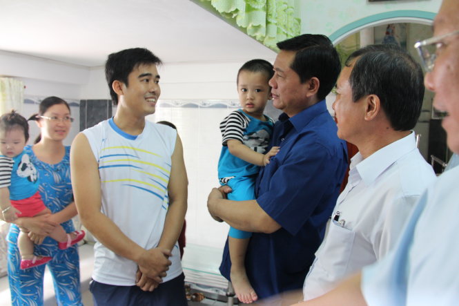 Sau chuyến tham quan của lãnh đạo TP.HCM tại các dự án nhà ở 100 triệu đồng của Bình Dương, nhiều người mong TP có chính sách đột phá để người thu nhập thấp có thể mua nhà - Ảnh: Bá Sơn