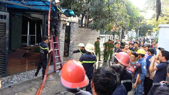 Hiện trường vụ cháy tại đường Lê Đại Hành (Q.11, TP.HCM) - Ảnh: NGỌC KHẢI