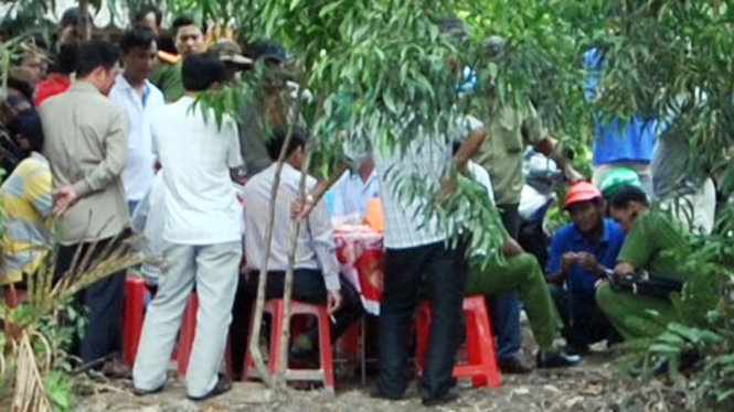Công an làm việc với người thân của K. xung quanh cái chết của em - Ảnh : N.Hùng