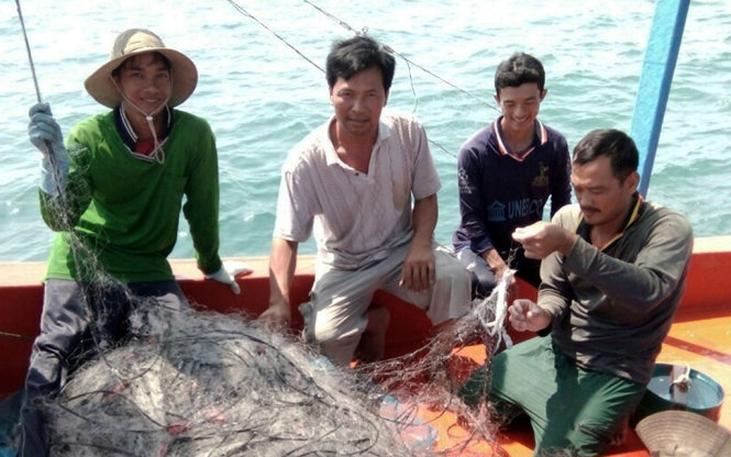 Ông Huỳnh Văn Lâm (thứ 2 từ trái sang) trở lại với biển sau khi cứu sống 14 mạng người - Ảnh: K.Nam