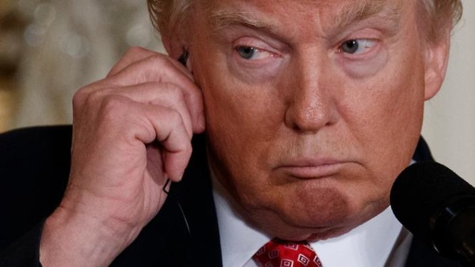 Tổng thống Donald Trump đang nghe phần dịch nội dung trong lúc thủ tướng Nhật Bản Shinzo Abe phát biểu tại cuộc họp báo chung của họ ngày 10-2 - Ảnh: AAP