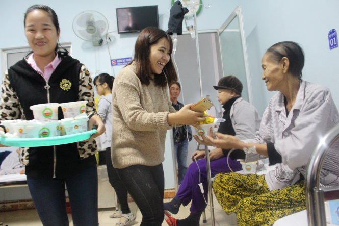 Bát cháo nóng miễn phí được các bạn trẻ trao tận tay từng người trên giường bệnh cùng với nụ cười của mình - Ảnh: X.Đào