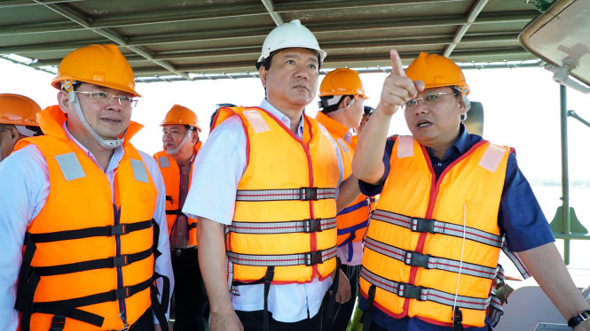 Bí thư Thành ủy Đinh La Thăng và Phó bí thư Thường trực Thành ủy Tất Thành Cang đang trao đổi trên ca nô thị sát lòng hồ Dầu Tiếng - Ảnh: Thuận Thắng