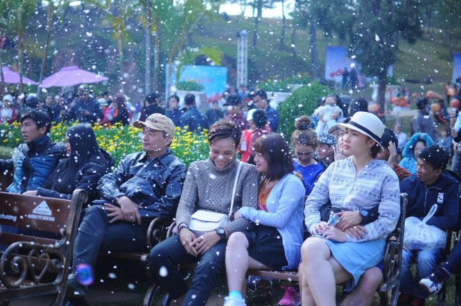 Các cặp tình nhân đang tận hưởng không gian tuyết rơi trắng xóa tại khu du lịch Thung lũng tình yêu