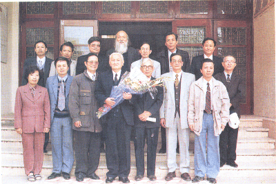 GS Nguyễn Cảnh Toàn chụp chung với các thầy cô của bộ môn hình học (khoa toán - tin ĐH Sư phạm Hà Nội) tại lễ kỷ niệm 45 năm thành lập khoa toán - tin Trường ĐH Sư phạm Hà Nội - Ảnh: T.L.