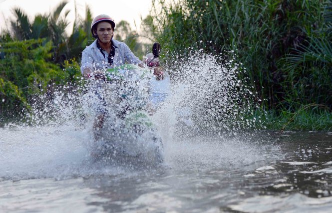 Nước ngập sâu trên đường Lê Văn Lương, H.Nhà Bè - Ảnh: HỮU KHOA