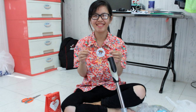 Bạn Tạ Nhi - Sinh viên năm 3 - Học viện Bưu Chính Viễn Thông, TP.HCM tự làm móc khóa tại phòng trọ của mình - Ảnh: THƯƠNG HOÀNG