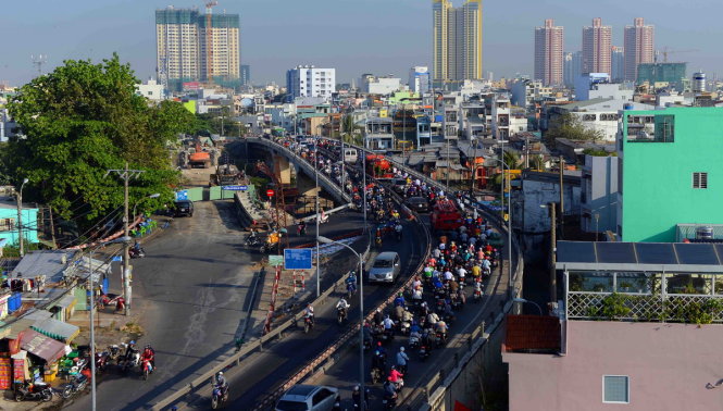 Tất cả các phương tiện tham gia giao thông tập trung hết vào cầu Nhị Thiên Đường 2 sau khi cầu Nhị Thiên Đường 1 bị đập bỏ để xây lại mới - Ảnh: HỮU KHOA