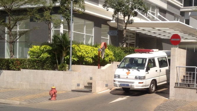 Xe cấp cứu được điều động đến chung cư để đưa thi thể các nạn nhân ra ngoài - Ảnh: LÊ PHAN