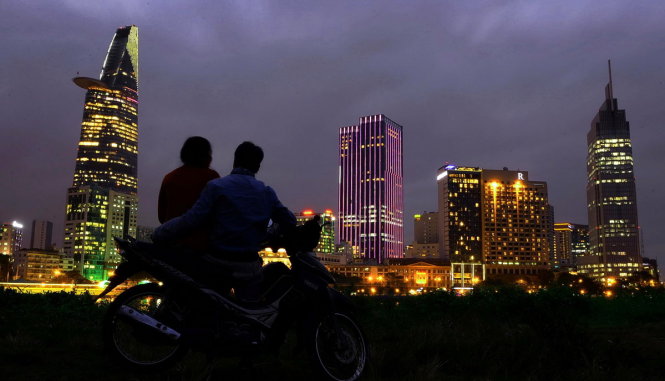 Trung tâm TP nhìn từ bờ sông Sài Gòn ở quận 2, đây là khu vực lý tưởng dành cho các bạn trẻ yêu thích không gian yên tĩnh lại có thể nhìn ngắm các tòa cao ốc hoa lệ bên kia sông - Ảnh: Hữu Khoa
