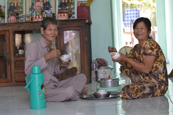 Bữa cơm ấm cúng của cha con ông Ẩn trong ngôi nhà mới, ảnh NGỌC TÀI