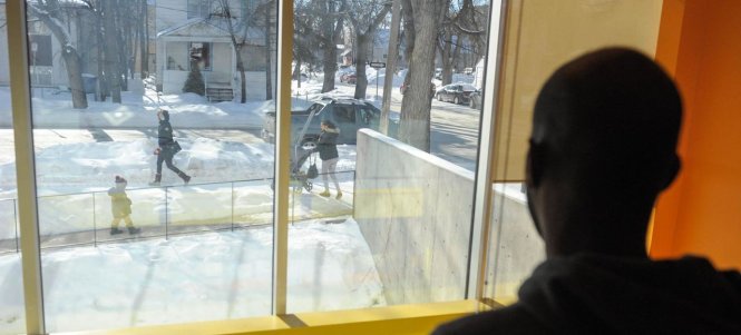 Một người nhập cư gốc Djiboutia ở trung tâm người tị nạn của tỉnh Manitoba (Canada) - Ảnh: AFP