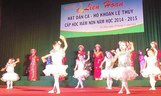 Học sinh Trường tiểu học số 2 (xã An Thủy) dự Liên hoan hát dân ca - hò khoan Lệ Thủy 2014-2015 - Ảnh: Trung tâm văn hóa huyện cung cấp