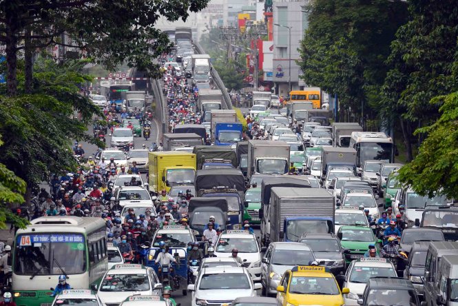 Xe kẹt kéo dài trên cầu vượt Lăng Cha Cả, Q.Tân Bình - Ảnh: Hữu Khoa
