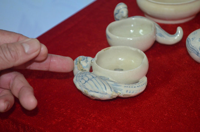 Một chén nước sốt nhỏ tạo hình chim bên ngoài khá tinh xảo của làng gốm Chu Đậu - Ảnh: TẤN LỰC