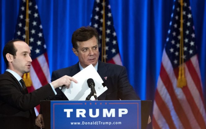 Ông Paul Manafort (phải) - giám đốc chiến dịch tranh cử của ông Donald Trump  - trong một buổi vận động tranh cử của ứng viên Trump tại Trump SoHo Hotel - Ảnh: AFP