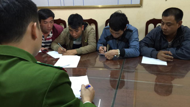 Cơ quan Công an lấy lời khai đối với các lái xe tải - Ảnh: ĐỊNH CÔNG