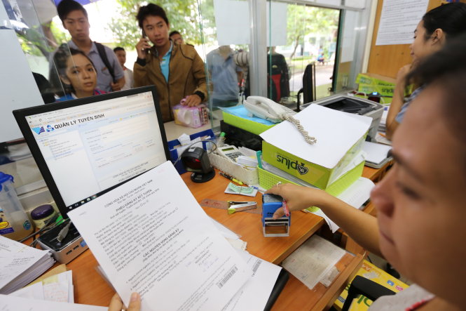 Thí sinh nộp hồ sơ xét tuyển vào Trường ĐH Bách khoa (ĐHQG TP.HCM) năm 2016 - Ảnh: NHƯ HÙNG
