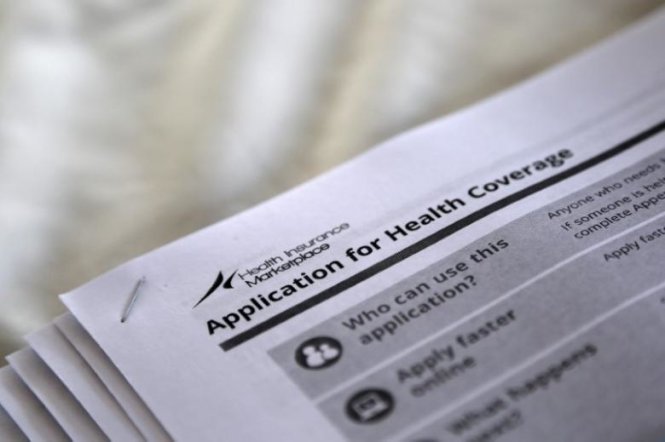 Các mẫu đơn đăng ký bảo hiểm y tế của chính phủ liên bang - Ảnh: Reuters