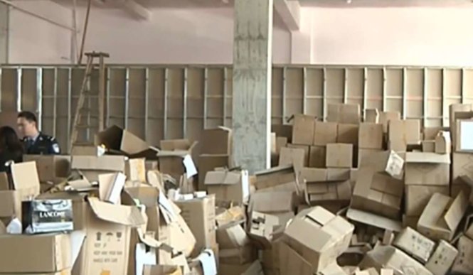 Cảnh sát bố ráp một nhà kho chứa nhiều thùng đựng các mỹ phẩm giả - SCMP