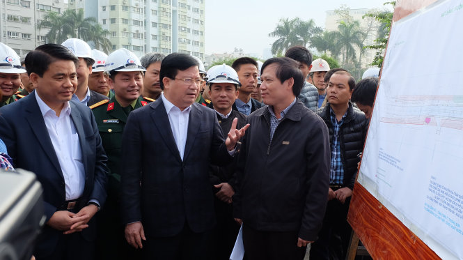 Sáng 17-2, kiểm tra các dự án hạ tầng giao thông, cấp nước trên địa bàn thành phố Hà Nội, phó thủ tướng Trịnh Đình Dũng nói, “với tư cách quản lý nhà nước, quản lý thì không thể nói chẳng vấn đề gì đâu mà phải khẳng định là có an toàn không, hay không an toàn” - Ảnh: Xuân Long