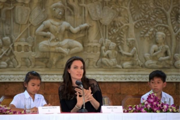 Ngôi sao Hollywood Angelina Jolie (giữa) chia sẻ với truyền thông về bộ phim mới First They Killed My Father của cô tại khu tổ hợp đền Angkor Wat của Campuchia - Ảnh: AFP