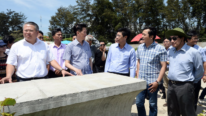 Phó chủ tịch UBND TP.HCM Trần Vĩnh Tuyến (thứ hai trái sang) khảo sát tuyến bờ biển 30-4 - Ảnh Tự Trung