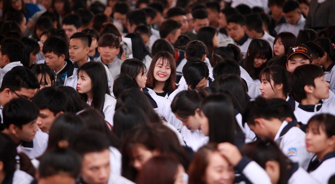 Từ sớm hàng trăm bạn học sinh đã có mặt tại chương trình - Ảnh: NAM TRẦN